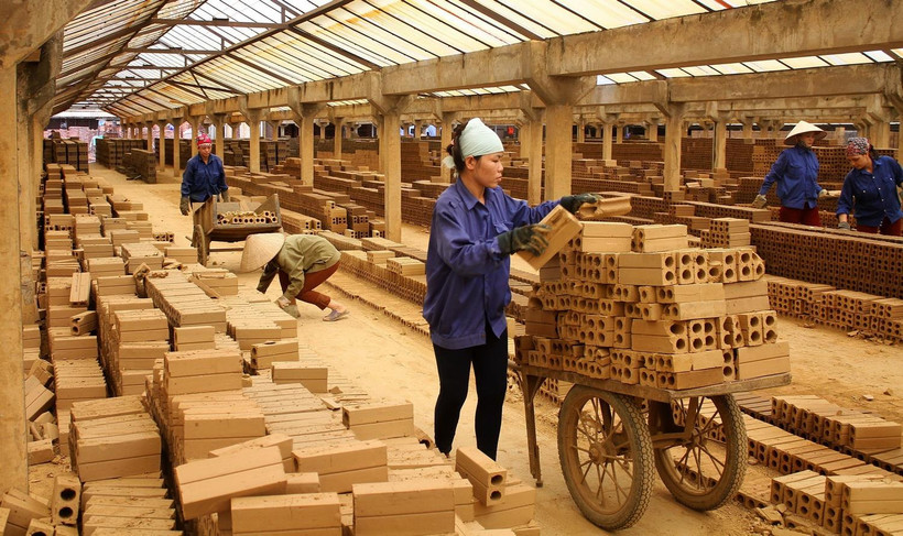 Sản xuất gạch. (Ảnh: Văn Tý/TTXVN)