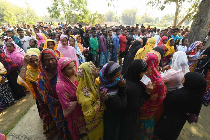 Cử tri Ấn Độ xếp hàng chờ bỏ phiếu tại một địa điểm bầu cử ở làng Samuguri, cách thủ phủ Guwahati, bang Assam khoảng 150km ngày 11/4 vừa qua. (Ảnh: AFP/TTXVN)