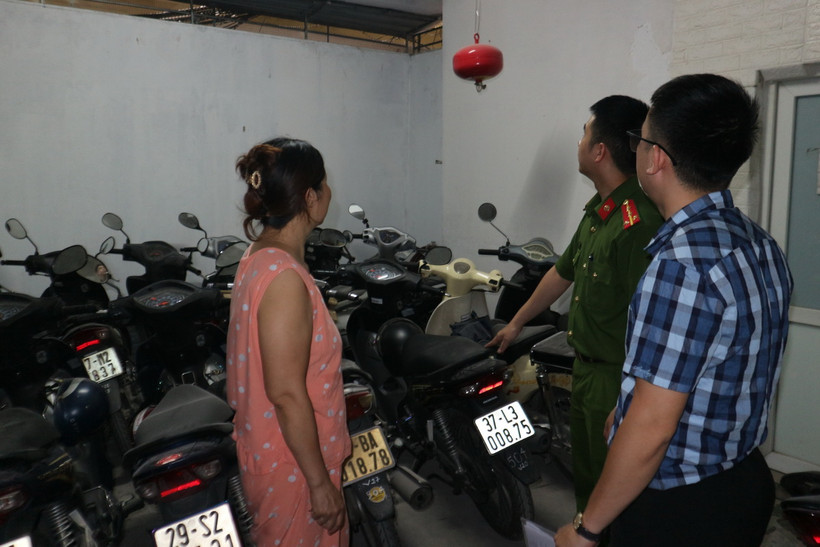 Lực lượng chức năng kiểm tra khu vực để xe tại một cơ sở kinh doanh cho thuê trọ. (Ảnh: Mạnh Khánh/TTXVN)