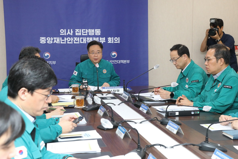 Bộ trưởng Y tế và Phúc lợi Hàn Quốc Cho Kyoo Hong (giữa) chủ trì cuộc họp tại Sejong ngày 10/6 vừa qua, sau khi các bác sỹ lên kế hoạch đình công để phản đối chính sách cải cách y tế. (Ảnh: Yonhap/TTXVN)