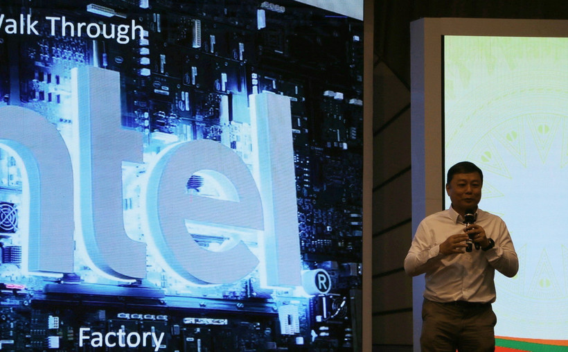 Giảng viên giới thiệu quy trình sản xuất chip bán dẫn hoàn chỉnh. (Ảnh: TTXVN phát)