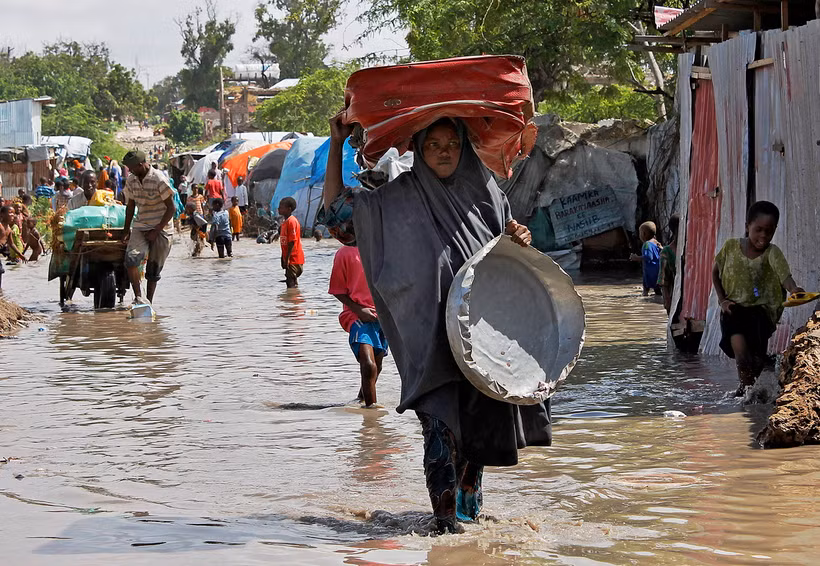 Người dân sơ tán khỏi vùng ngập lụt sau những trận mưa lớn tại Mogadishu, Somalia. (Ảnh: AFP/TTXVN)