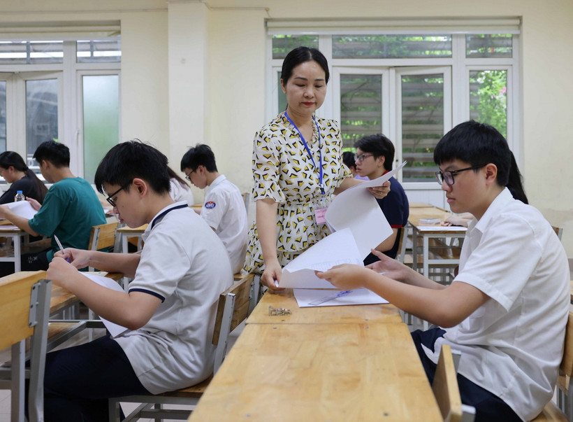 Thí sinh làm bài thi môn Ngữ văn. (Ảnh: Thanh Tùng/TTXVN)