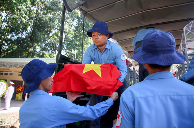 Cán bộ, chiến sỹ các Đội tìm kiếm, quy tập hài cốt liệt sỹ đưa các hài cốt liệt sỹ quân tình nguyện Việt Nam hy sinh tại Campuchia về Nghĩa trang liệt sỹ Đồi 82, huyện Tân Biên. (Ảnh: Giang Phương/TTXVN)