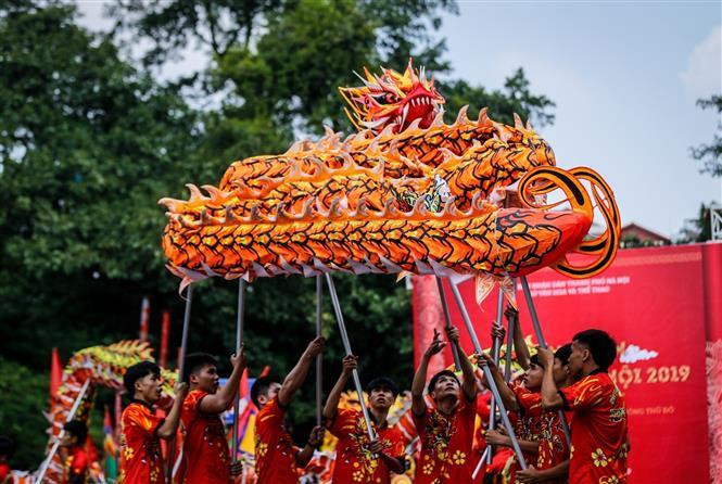 Phần thi mua rồng của đội Gia Lâm. (Ảnh: Trọng Đạt/TTXVN)