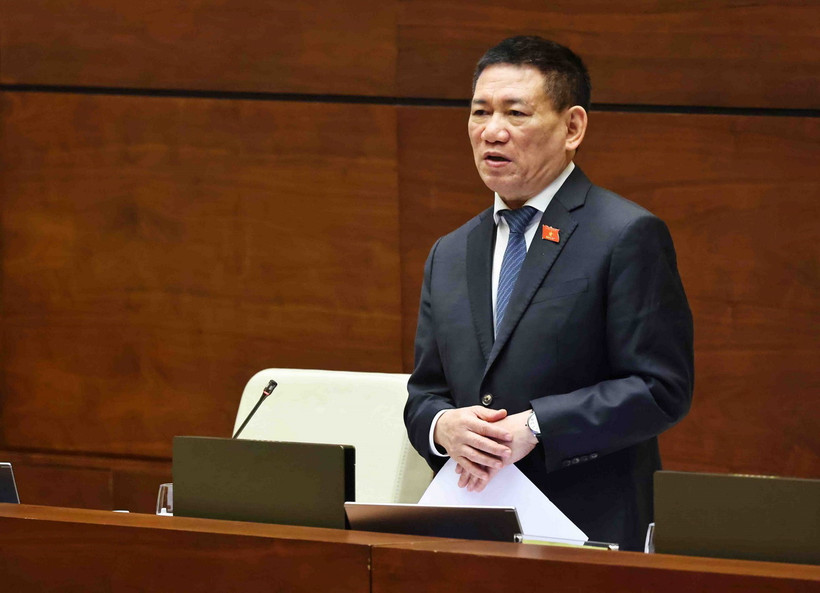 Phó Thủ tướng, Bộ trưởng Bộ Tài chính Hồ Đức Phớc giải trình, làm rõ một số vấn đề đại biểu Quốc hội nêu. (Ảnh: Minh Đức/TTXVN)