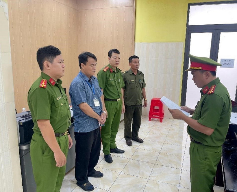 Cơ quan Cảnh sát điều tra Công an tỉnh Đồng Nai tống đạt Quyết định khởi tố bị can và thi hành Lệnh bắt bị can để tạm giam đối với Đặng Trần Huy. (Ảnh: Nguyễn Tiến Đạt/TTXVN phát)