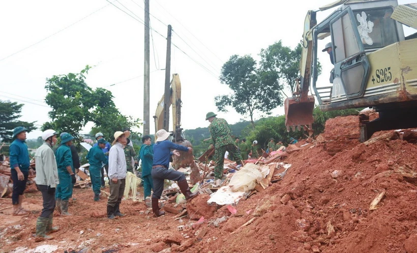 Lực lượng chức năng triển khai công tác cứu hộ tại thôn Trung Tâm, xã Đạ K’Nàng, huyện Đam Rông, tỉnh Lâm Đồng. (Ảnh: TTXVN phát)