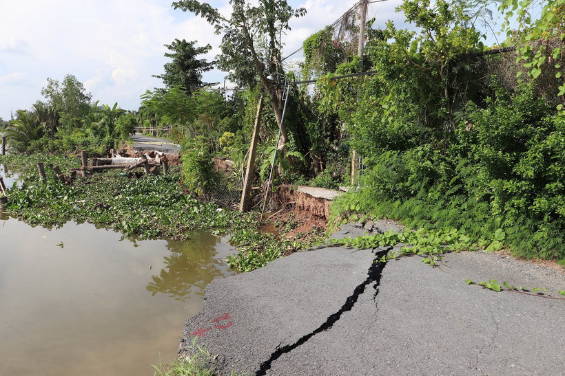Hiện trạng khu vực sạt lở nguy hiểm ở bờ sông Ba Rày, tỉnh Tiền Giang. (Ảnh: Minh Trí/TTXVN)