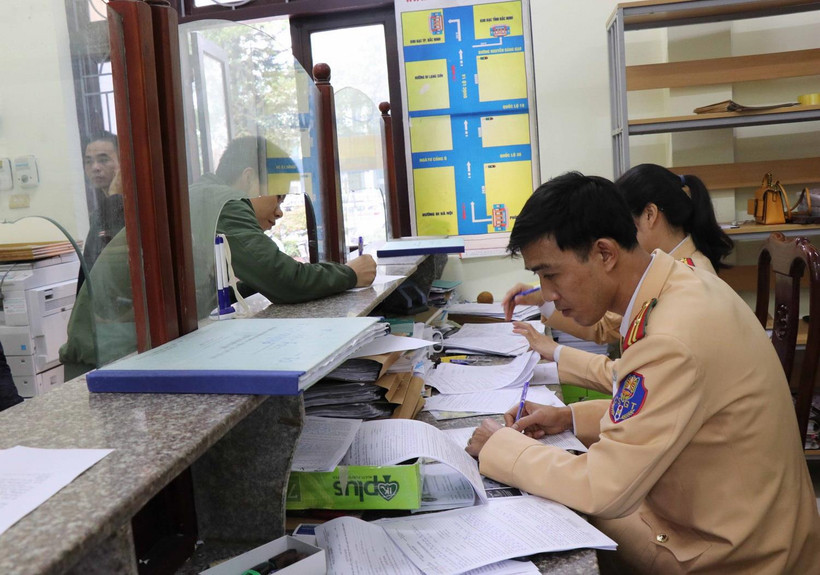  Lái xe đến nộp “phạt nguội” vi phạm giao thông tại Phòng Cảnh sát giao thông. (Ảnh: Thanh Thương/TTXVN)