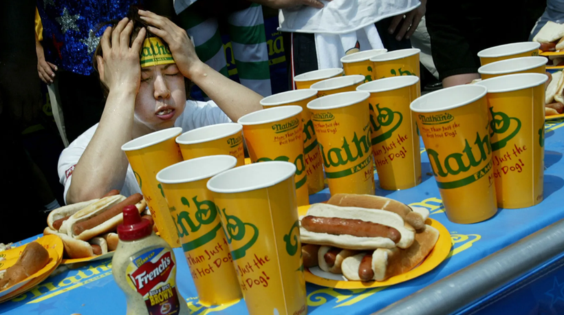 Takeru Kobayashi mệt mỏi sau khi ăn hết 44 chiếc xúc xích tại cuộc thi ăn xúc xích ở Coney Island, Mỹ, vào năm 2003