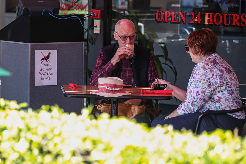 Khách hàng dùng bữa tại một nhà hàng ở Sydney của Australia, ngày 20/5 vừa qua. (Ảnh: THX/TTXVN)