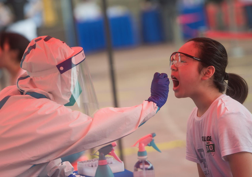 Nhân viên y tế lấy mẫu xét nghiệm COVID-19 cho trẻ nhỏ tại Vũ Hán, tỉnh Hồ Bắc, Trung Quốc ngày 15/5 vừa qua. (Ảnh: THX/TTXVN)