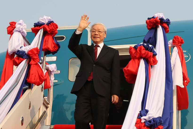 Tổng Bí thư, Chủ tịch nước Nguyễn Phú Trọng đến sân bay quốc tế Wattay ở Thủ đô Vientiane. (Ảnh: Trí Dũng/TTXVN)