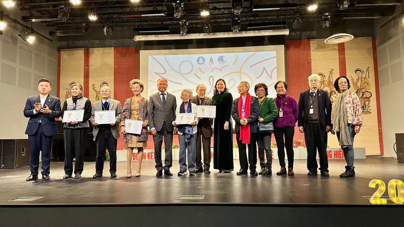 UEVF tri ân các thế hệ Việt kiều lão thành. (Ảnh: Thu Hà/TTXVN)