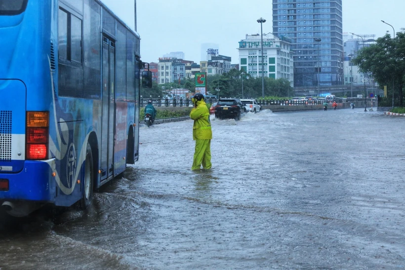 Mưa to gây ngập nặng một số tuyến đường ở Hà Nội. (Ảnh: Tuấn Anh/TTXVN)