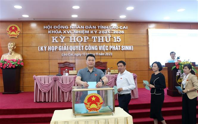 Các đại biểu bỏ phiếu lấy phiếu tín nhiệm đối với người có chức vụ do HĐND tỉnh bầu. (Ảnh: Quốc Khánh/TTXVN)