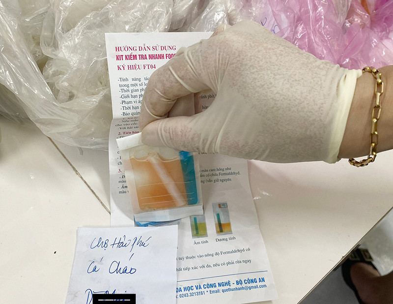 Mẫu cá khoai test nhanh tại chợ Hải Phú (Bố Trạch) có kết quả dương tính với formol. (Nguồn: Báo Quảng Bình) 