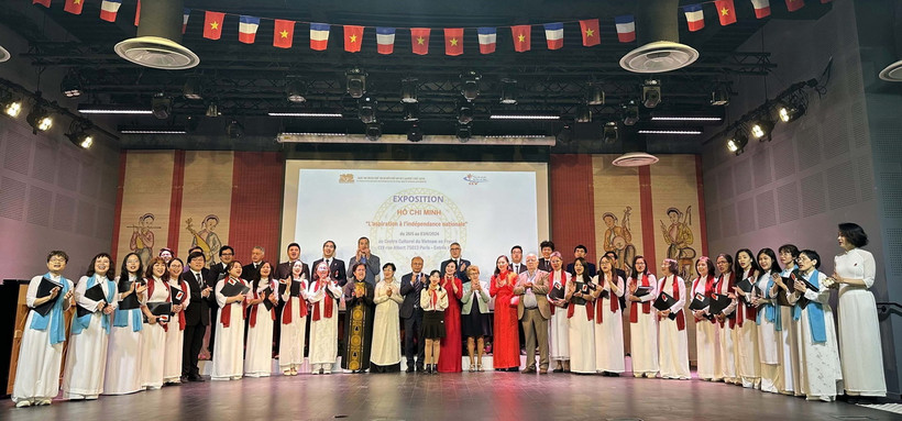 Đại sứ Đinh Toàn Thắng và Giám đốc Khu di tích Lê Thị Phượng cùng dàn Hợp ca quê hương hát bài hát ca ngợi Chủ tịch Hồ Chí Minh. (Ảnh: Ngọc Hiệp/TTXVN)