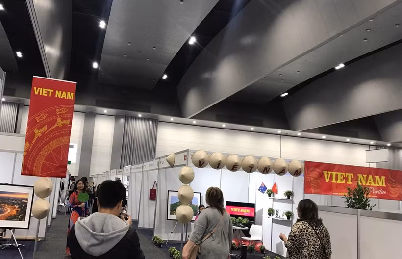 Khách thăm quan gian hàng triển lãm của Việt Nam. (Ảnh: Thương vụ Việt Nam tại Australia cung cấp) 