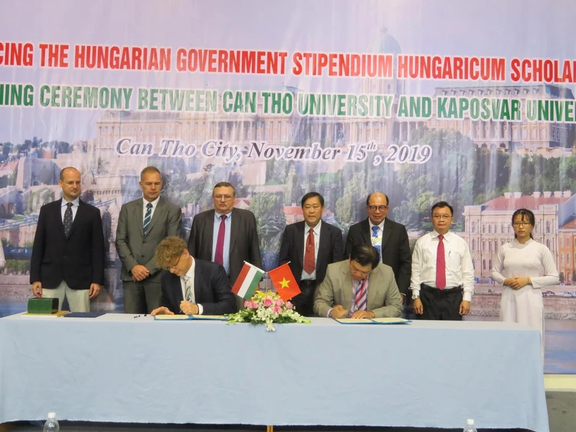 Lễ ký kết Biên bản ghi nhớ hợp tác trong đào tạo nguồn nhân lực. (Ảnh: Ánh Tuyết/TTXVN)