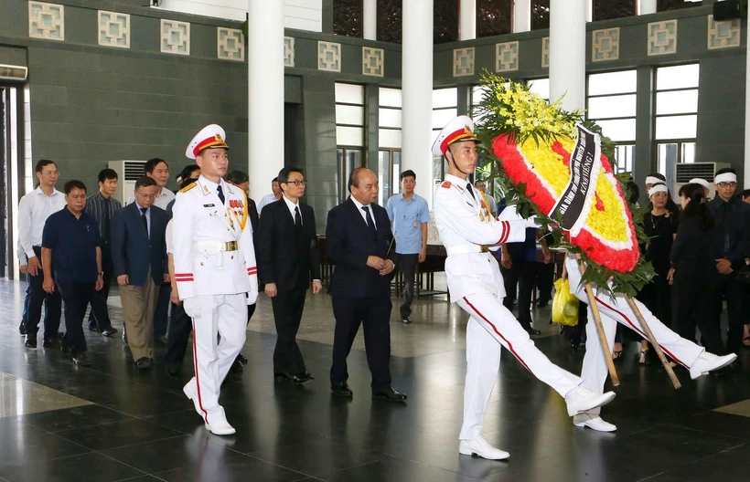 Gia đình Thủ tướng Nguyễn Xuân Phúc và gia đình Phó Thủ tướng Vũ Đức Đam viếng giáo sư Hoàng Tuỵ. (Ảnh: Doãn Tấn/TTXVN)