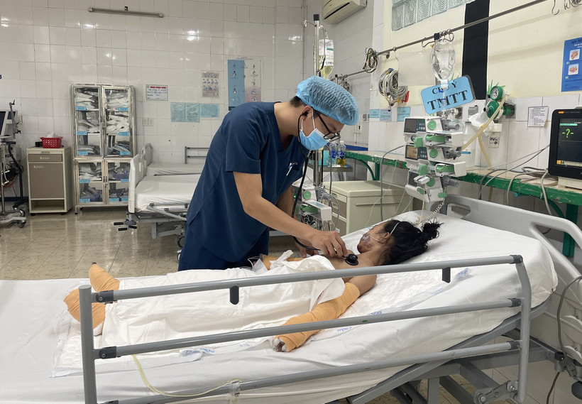 Bệnh nhi T.B.N bị bỏng do nhiệt độ cao, bỏng độ 2, mức độ tổn thương 35%, có biến chứng sốc bỏng đang được theo dõi sức khỏe tại Bệnh viện Nhi đồng Đồng Nai. (Ảnh: Lê Xuân/TTXVN)