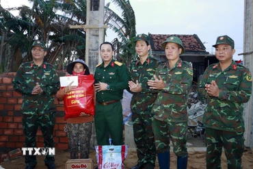 Lực lượng quân đội Bộ chỉ huy Quân sự thành phố Đà Nẵng giúp dân xây nhà sau mưa lũ. (Ảnh: Trần Tĩnh/TTXVN)