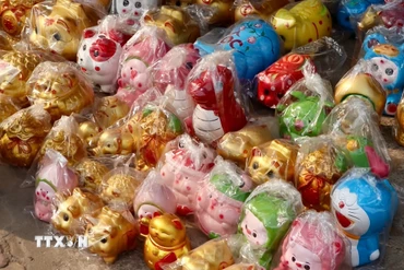 Các mẫu heo đất được bày bán sau khi được sơn hoàn thiện. (Ảnh: Huyền Trang/TTXVN)