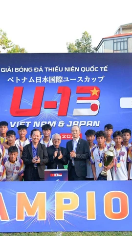 Ban tổ chức trao giải hạng nhất cho U13 Becamex Hồ Chí Minh City FC. (Ảnh: PV/Vietnam+)