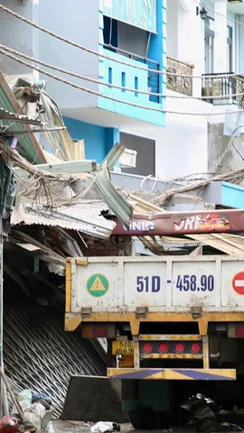 Hiện trường ngổn ngang sau vụ nổ lò ép kính trên đường Dương Văn Dương. (Ảnh: Khánh Ly/Vietnam+)