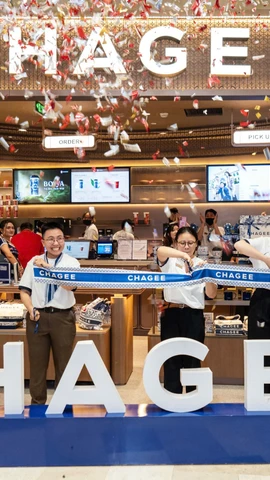 Khoảnh khắc cắt băng khánh thành cửa hàng CHAGEE tại mPlaza chính thức đánh dấu cột mốc Grand Opening của thương hiệu tại Việt Nam, mở ra trọn vẹn triết lý trà hiện đại, không gian trải nghiệm đặc trưng cùng cam kết gắn bó lâu dài tại thị trường Việt Nam.