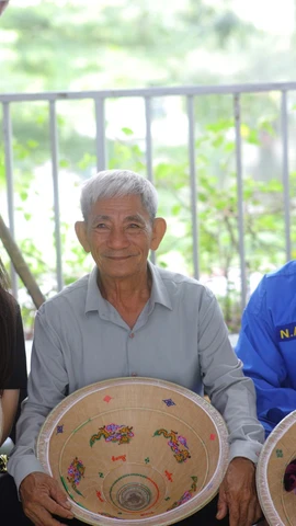 Các bạn trẻ thích thú với workshop nón lá. (Ảnh: PV/Vietnam+)