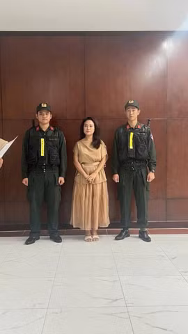 Bà Nguyễn Thị Hiền (giữa), ca sĩ tự do, chủ kênh YouTube "Phương Diễm Huyền" bị khởi tố vì đăng tải video nhạc Bolero, trữ tình không xin phép và không thanh toán tiền bản quyền. (Ảnh: CA Thành phố Hồ Chí Minh cung cấp)