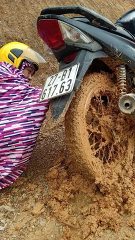  Cô giáo Lê Thị Kim Liên, người đã dành trọn 15 năm thanh xuân của mình để “bám bản”, gieo từng con chữ, ấp ủ từng ước mơ cho trẻ em nơi vùng cao heo hút bằng chiếc xe máy cà tàng quanh năm bám bùn đất. (Ảnh: Khánh Ly/Vietnam+)