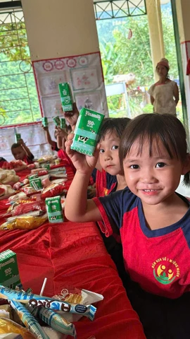 Lòng nhân ái và sức mạnh của giáo dục – thứ sức mạnh có thể bắc những nhịp cầu vượt qua mọi cách trở, để những ước mơ nhỏ bé cũng có cơ hội được chạm đến bầu trời. (Ảnh: Khánh Ly/Vietnam+)