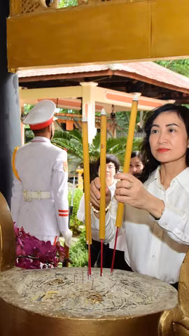 Đồng chí Phan Thị Thắng, Thứ trưởng Bộ Công Thương làm Trưởng đoàn đã đến dâng hoa, dâng hương tưởng niệm cố Tổng Bí thư Trần Phú và các anh hùng liệt sĩ; đồng thời thăm, động viên lực lượng đang thực hiện nhiệm vụ tìm kiếm, quy tập hài cốt liệt sĩ tại công viên Lê Thị Riêng.