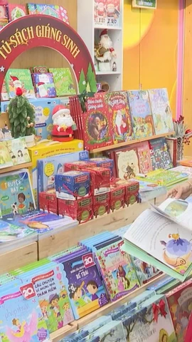Không khí mùa lễ Giáng sinh tràn ngập nhà sách FAHASA 