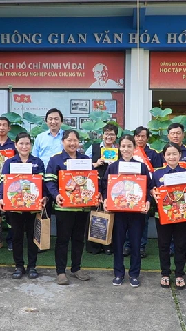 Những công nhân được nhận các phần quà Tết sớm từ Chương trình “Xây Tết”. (Ảnh: Khánh Ly/Vietnam+)