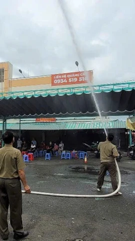 Diễn tập PCCC tại chợ Hạnh Thông Tây, Quận Gò Vấp, thành phố Hồ Chí Minh. (Ảnh: Khánh Ly/Vietnam+)