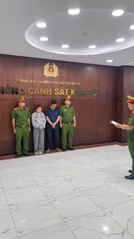 Các bị can bị khởi tố về hành vi tổ chức sản xuất, buôn bán bột ngọt giả nhãn hiệu Ajinomoto với quy mô lớn. (Ảnh: CA Thành phố Hồ Chí Minh cung cấp)