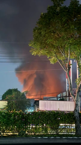 Cháy lớn bên trong Công ty phụ tùng ô tô ở Thành phố Hồ Chí Minh