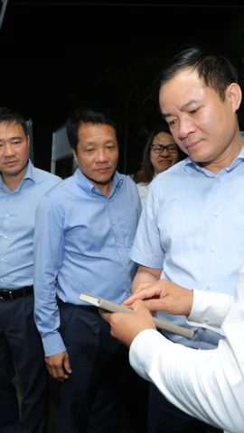 ông Lê Ngọc Sơn, Bí thư Đảng ủy, Chủ tịch Hội đồng thành viên Tập đoàn Công nghiệp - Năng lượng quốc gia Việt Nam tham quan các gian hàng trưng bày tại lễ hội Văn hóa sinh viên, học sinh 2026.