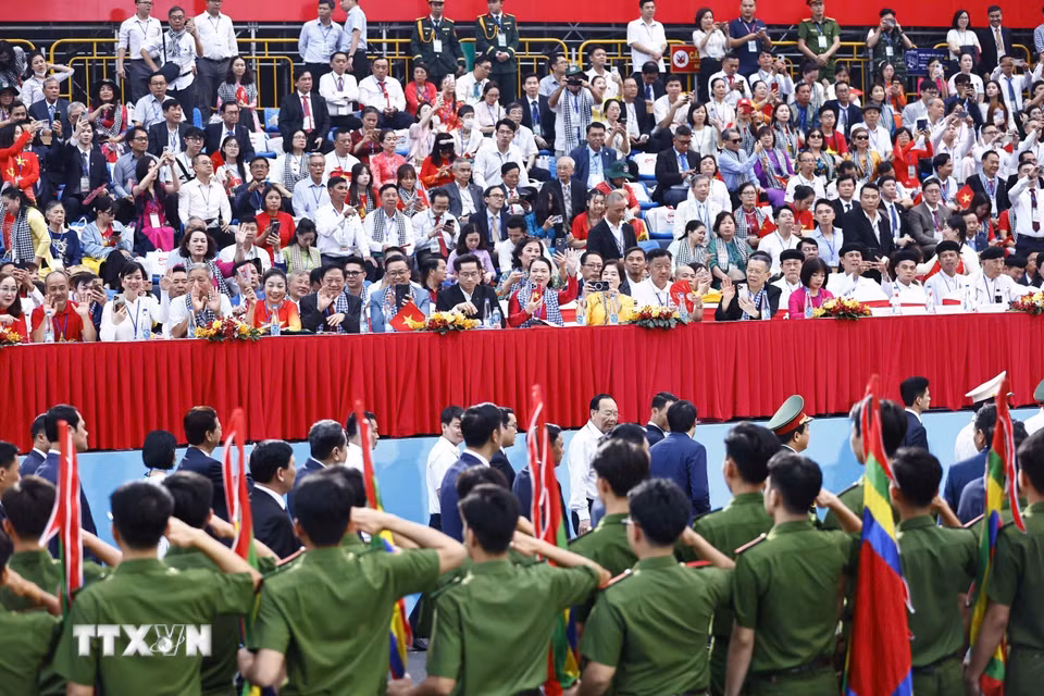 Các đại biểu đến khu vực khán đài chính trên đường Lê Duẩn (Quận 1) và nhanh chóng ổn định vị trí. (Ảnh: TTXVN)