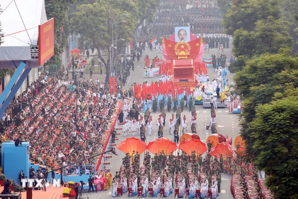 Các lực lượng tham gia diễu binh, diễu hành tiến vào khu vực lễ đài. (Ảnh: Lê Minh/TTXVN)