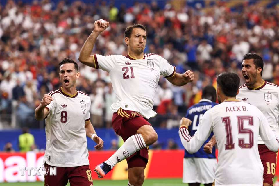 Mikel Oyarzabal ăn mừng sau khi lập công giúp đội nhà dẫn trước. (Ảnh: AFP/TTXVN)
