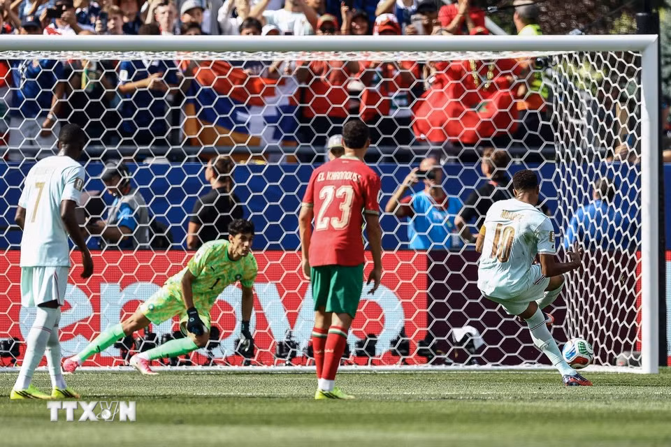 Tuy nhiên, trên chấm đá phạt 11m, Mbappe không thể đánh bại được thủ thành của Bounou bỏ lỡ cơ hội mở tỷ số. (Ảnh: AFP/TTXVN)