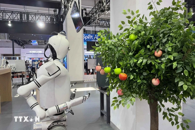 Robot giúp thu hoạch hoa quả được trưng bày tại Hội nghị Robot thế giới 2025 thúc đẩy phát triển công nghiệp robot, Bắc Kinh, Trung Quốc. (Ảnh: Công Tuyên/TTXVN)