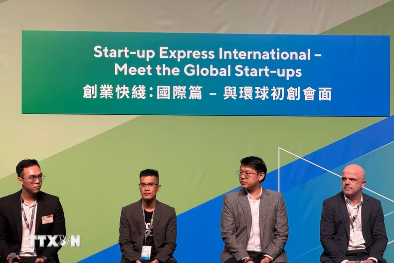 Anh Nguyễn Lê Anh Duy – thành viên dự án BioWraps chia sẻ về các sản phẩm của công ty. (Ảnh: Mạc Luyện/TTXVN)