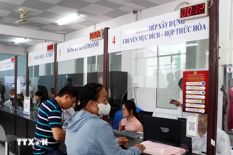 Người dân tại thành phố Cần Thơ đến giải quyết các thủ tục hành chính tại xã, phường. (Ảnh: Trung Hiếu/TTXVN)